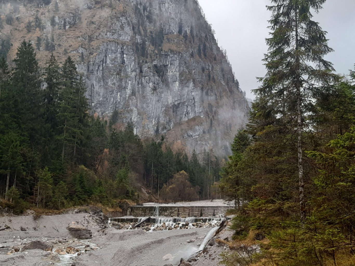Staumauer des Wimbachgrieses mit austretender Wimbach